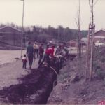 Elkablar till garagen grävs ner våren 1983 Elkablar till garagen grävs ner våren 1983