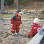 KarinP och kompisen Max leker i sandlådan. KarinP och kompisen Max leker i sandlådan.